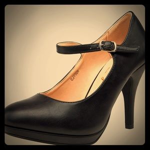 Mary Jane Classic Pumps